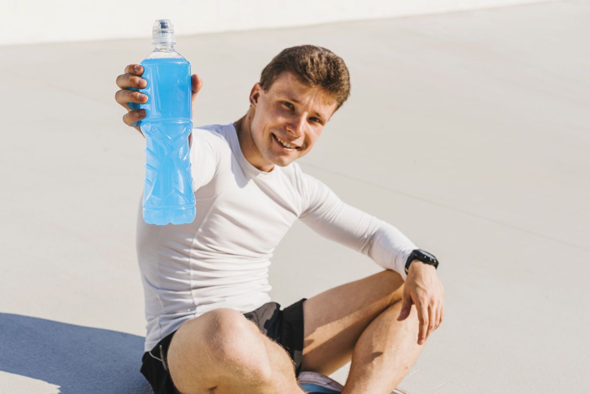 close-up-drink-held-by-athlete